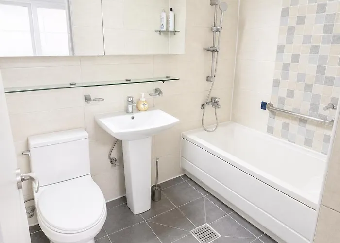 Villa 3 Bedrooms Family With 2 Bathrooms And Washer, Dryer *